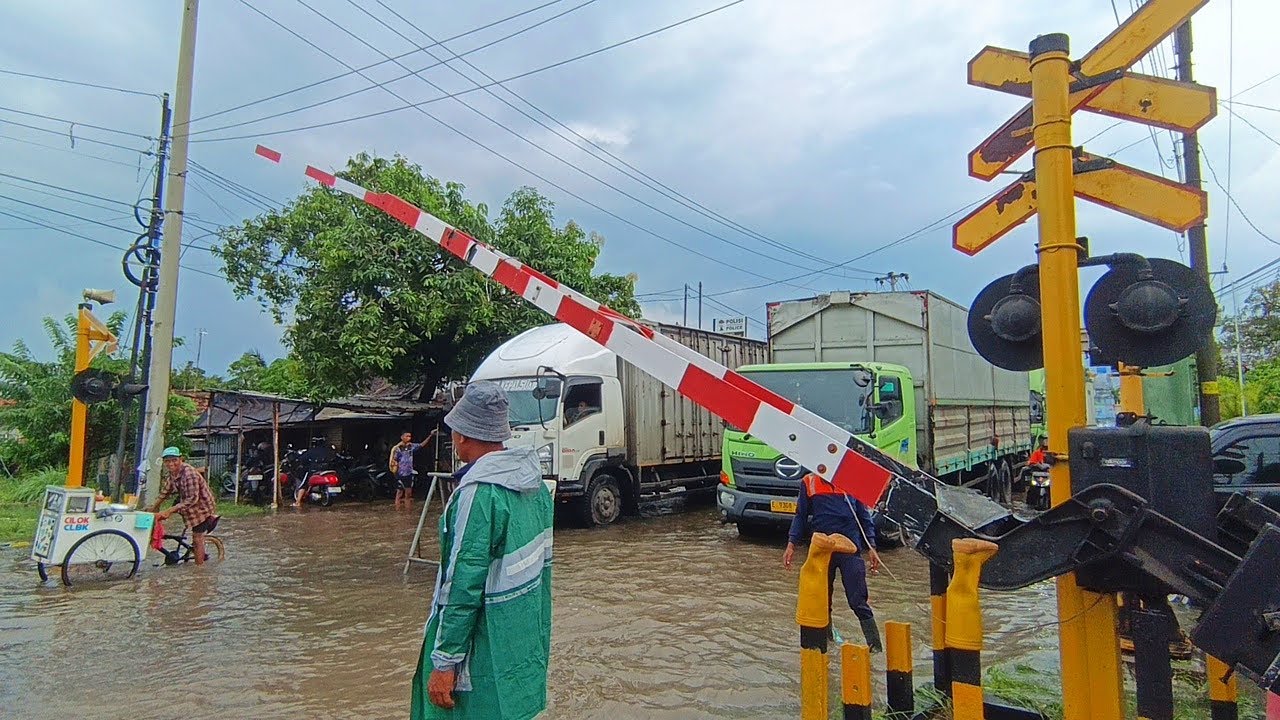 KONDISI REL KERETA API SETELAH BANJIR MELANDA KOTA PEKALONGAN || PERLINTASAN KERETA JPL 102