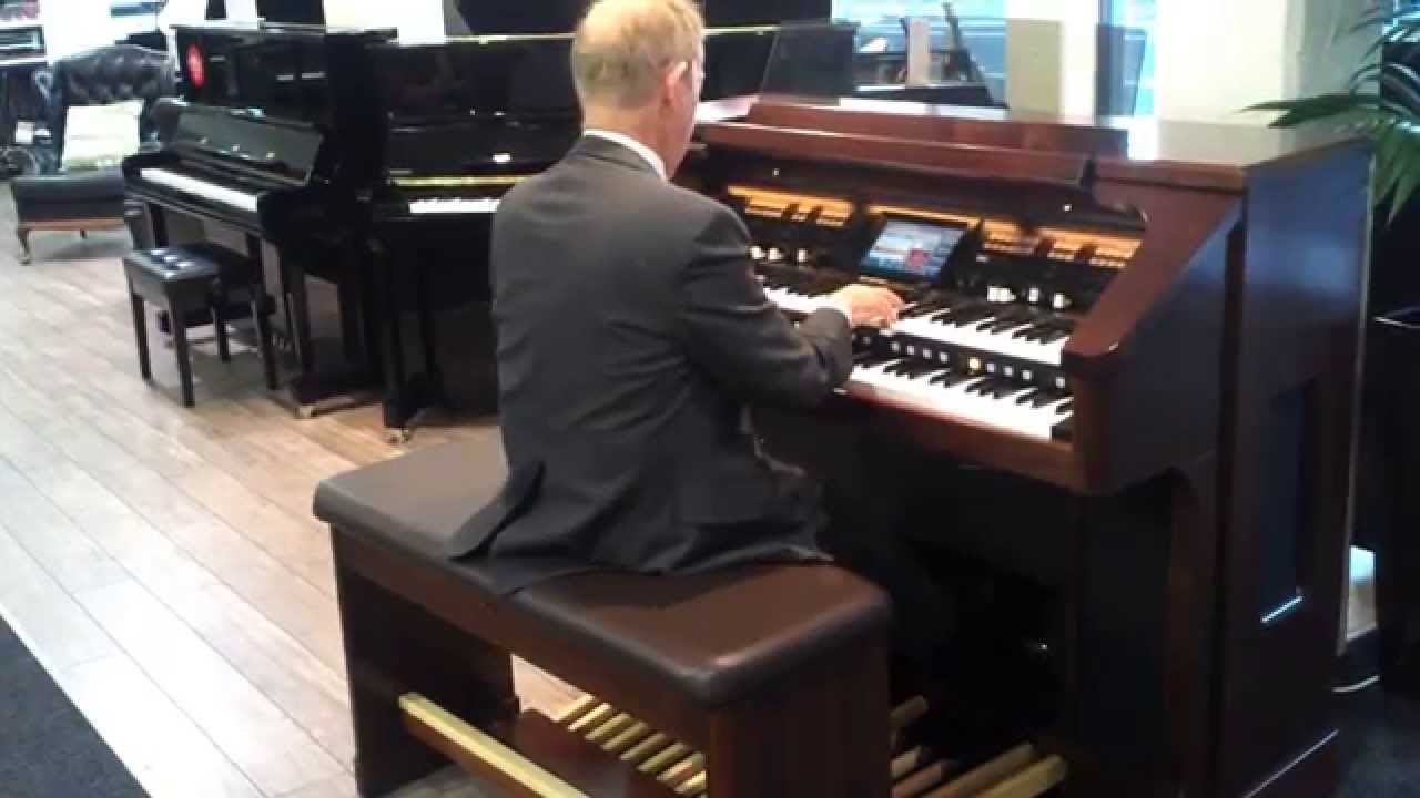 'Star Wars Theme' on a Roland AT-900 organ (composed by John Williams, played by Tony Fenelon)