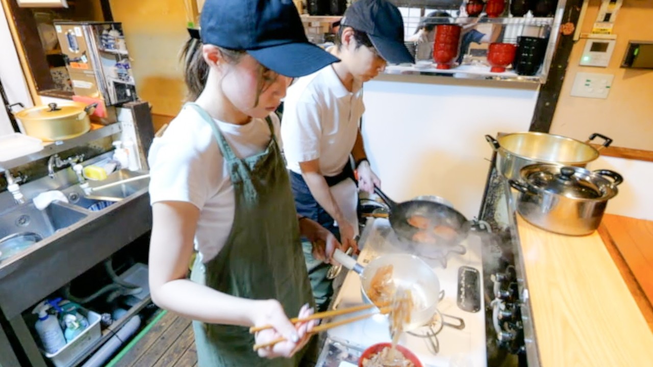 超贅沢牛丼で母親が遺した店を家族で守り続ける大阪地下食事処に密着｜Japanese Beef Rice Bowl