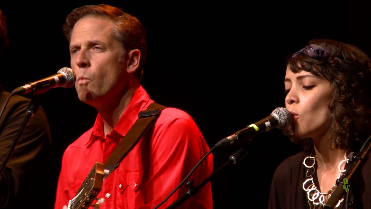 Calexico - Moon Never Rises (eTown webisode #917)