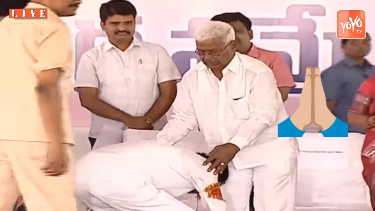 CM KCR Touches Feet Of His Guru On Stage | KCR Chintamadaka | Harish Rao | YOYO TV Channel