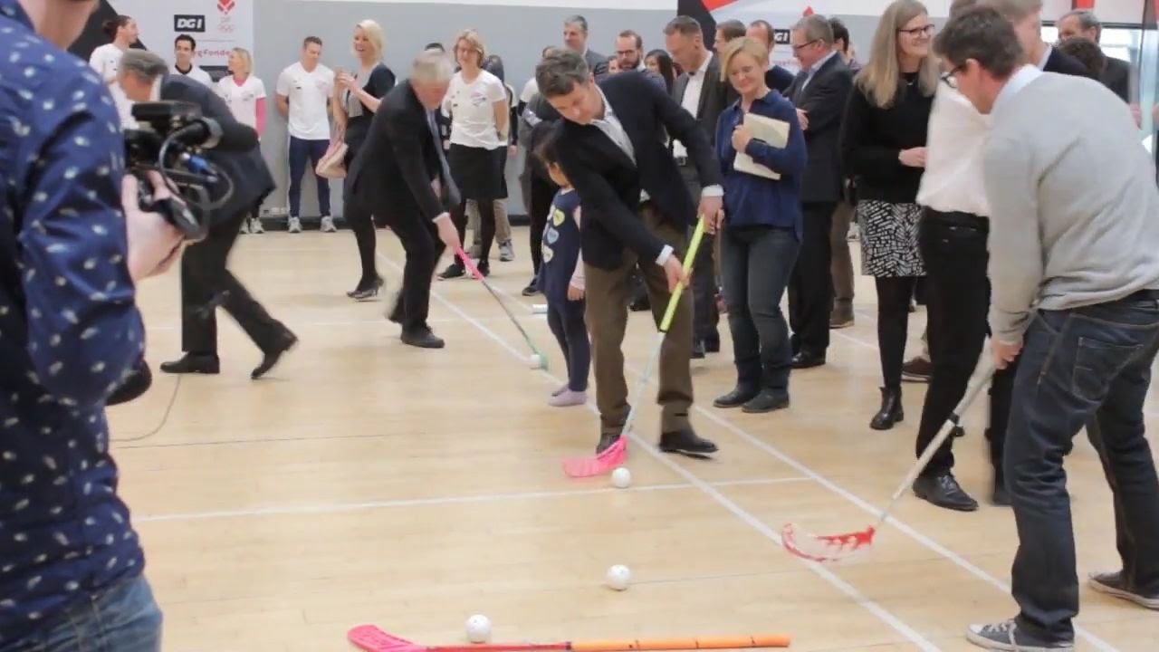 Kronprins Frederik prøver floorball