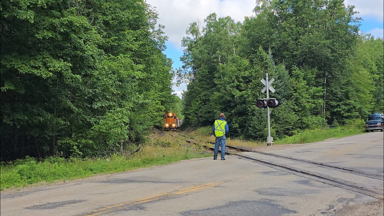3 Locos Across Inactivated Rural Railroad Crossing, Plus An Emergency Stop! #trains #trainvideo