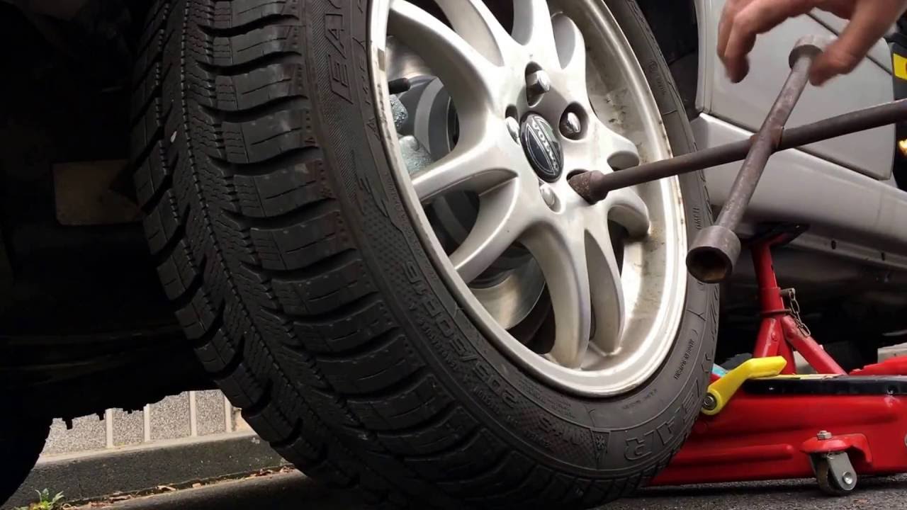 PKW Bremssattel wechseln und Bremse entl&uuml;ften Volvo V70 Bremszange hinten ersetzen Anleitung