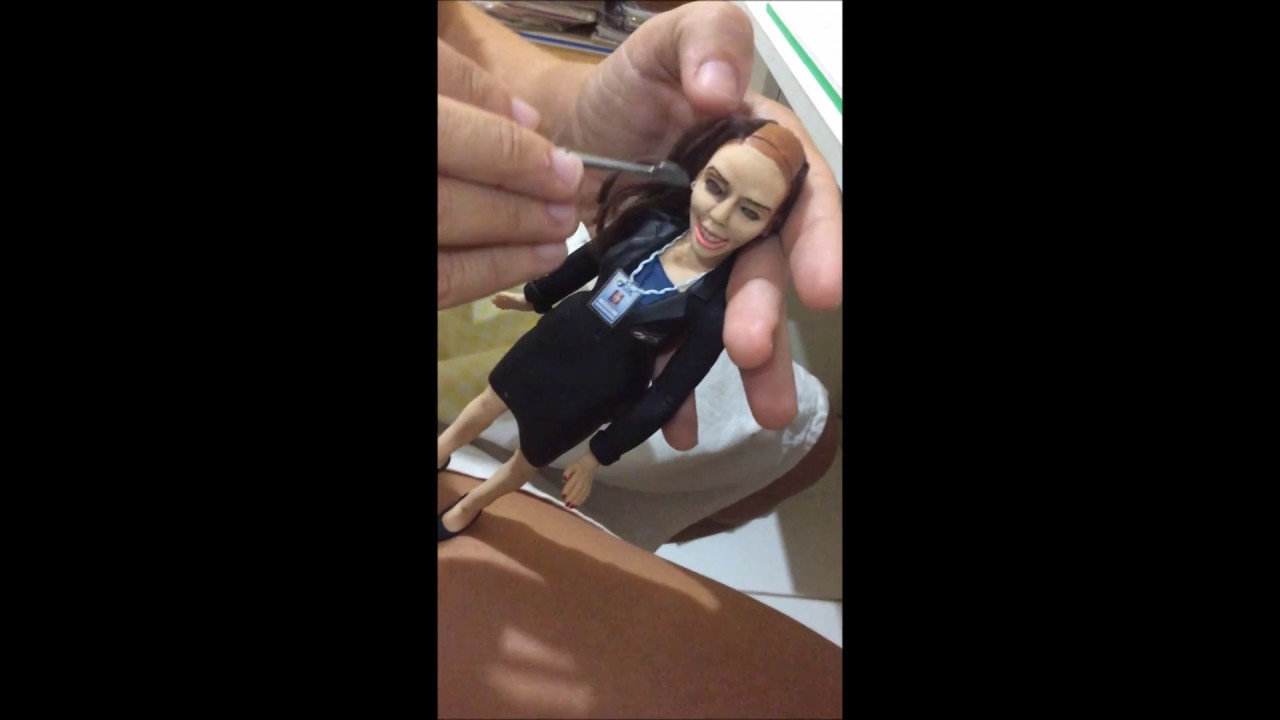 Aplicando cabelo na boneca realista de biscuit