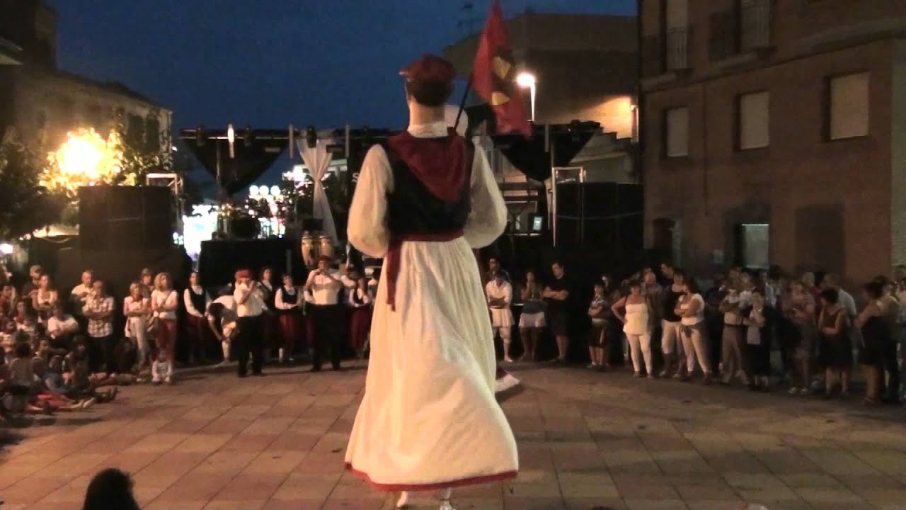 Sartaguda en fiestas 2012  Baile de gigantes uno