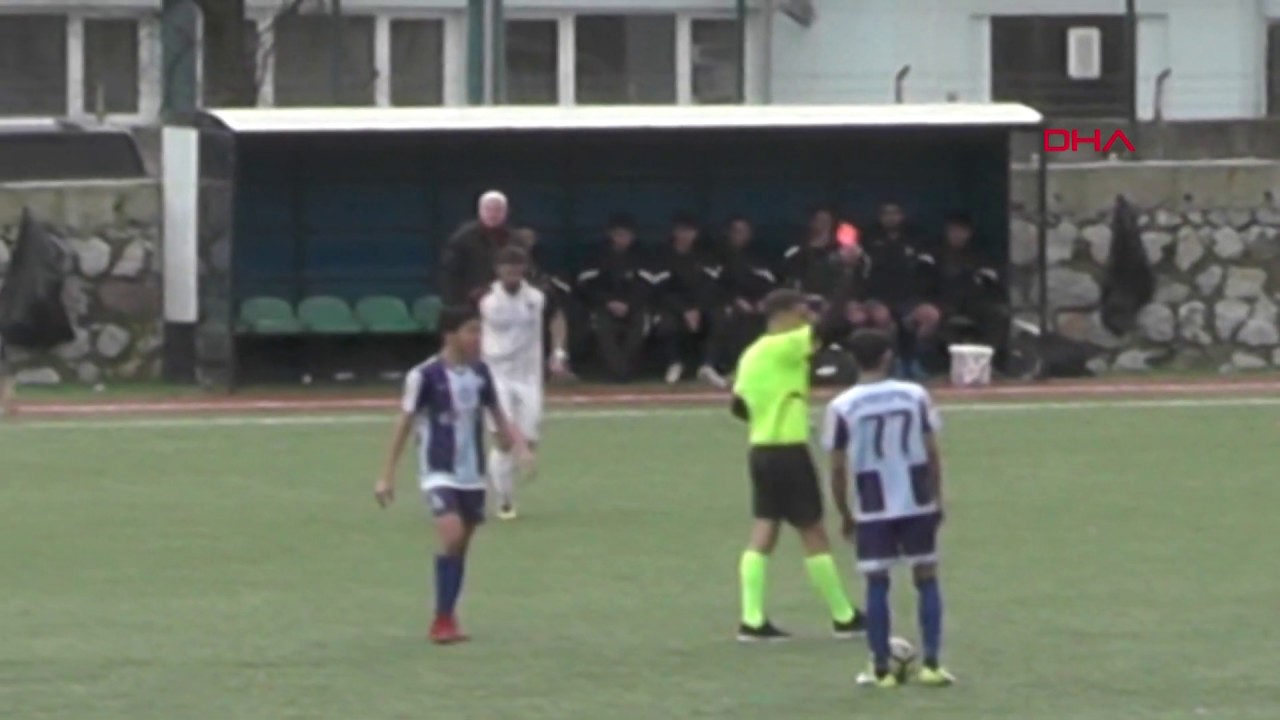 Ma&ccedil;ta kırmızı kart g&ouml;steren hakeme yumruk attı