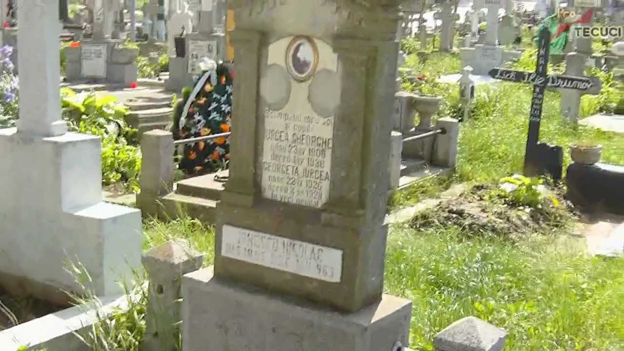 Tecuci - Morminte vandalizate in cimitirul Eternitatea - videoclip postat de Protecuci.ro
