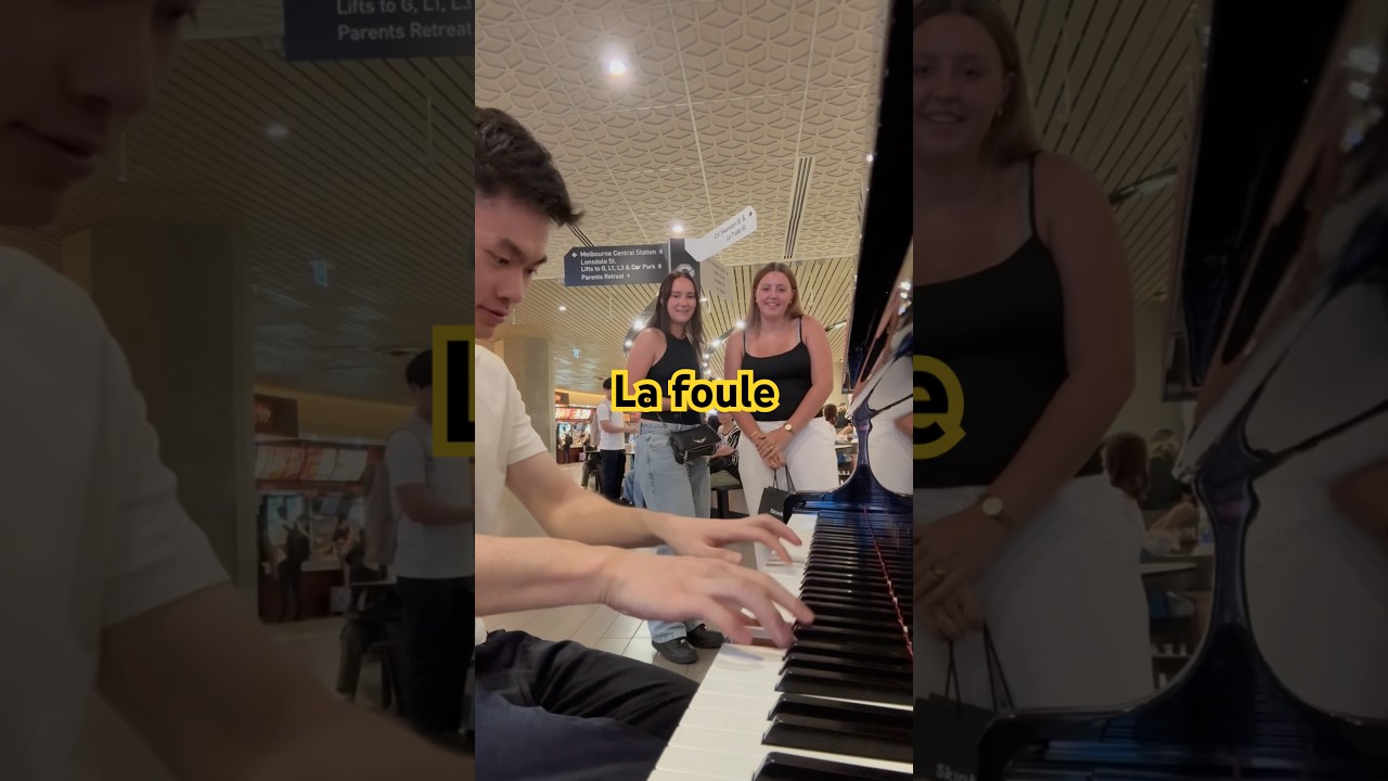 2 French girls asked me play la foule 