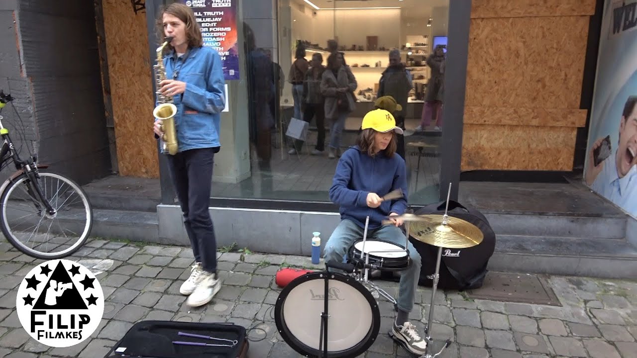 De twee  broers  Lucas Bakker 14 jaar ( saxefoon ) en  Kobe Bakker 13 ( drum