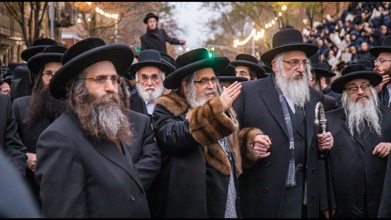 Thousands Escort Satmar Rebbe As He Leaves To Eretz Yisroel | מעמד צאתכם לשלום ל'אדמו