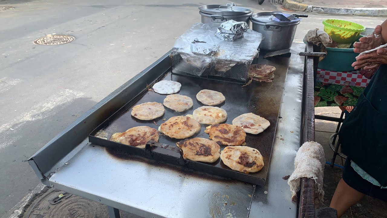 Comprando  pupusas en San Juan Nonualco