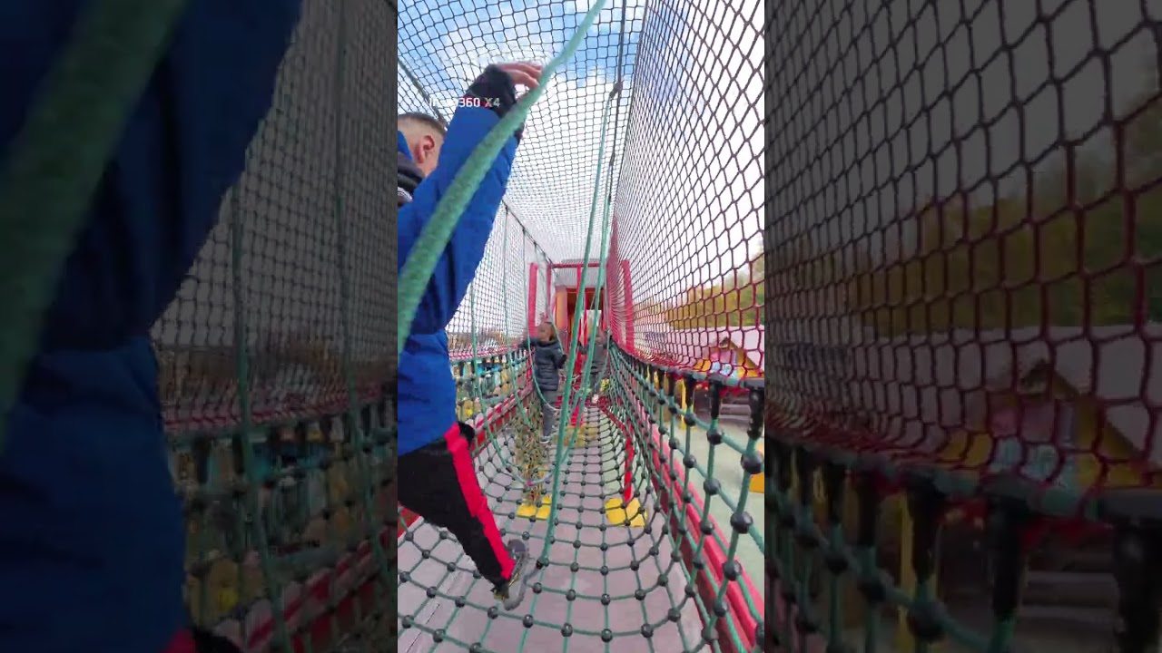 Juste plusieurs gars qui s’amuse dans la pleine de jeu de fun world 😂 #vue @walibibelgium 