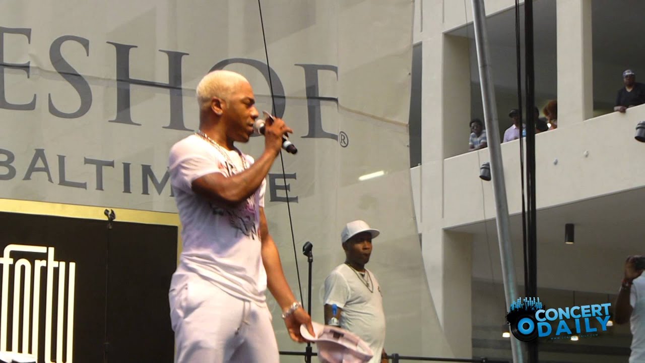 Sisqo performs 