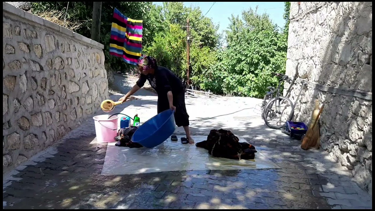 Köyde#Temizlik işleri#Eskiusül tokucakla kilim yıkama#temizlikvlog #temizlik benimişim#biraznostalji