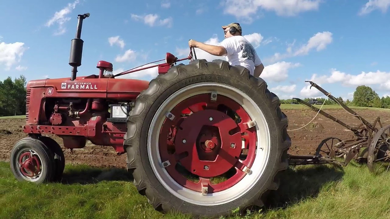 Farmall H and Super M Plowing With No.8 Little Genius 2 and 3 Bottom Plows