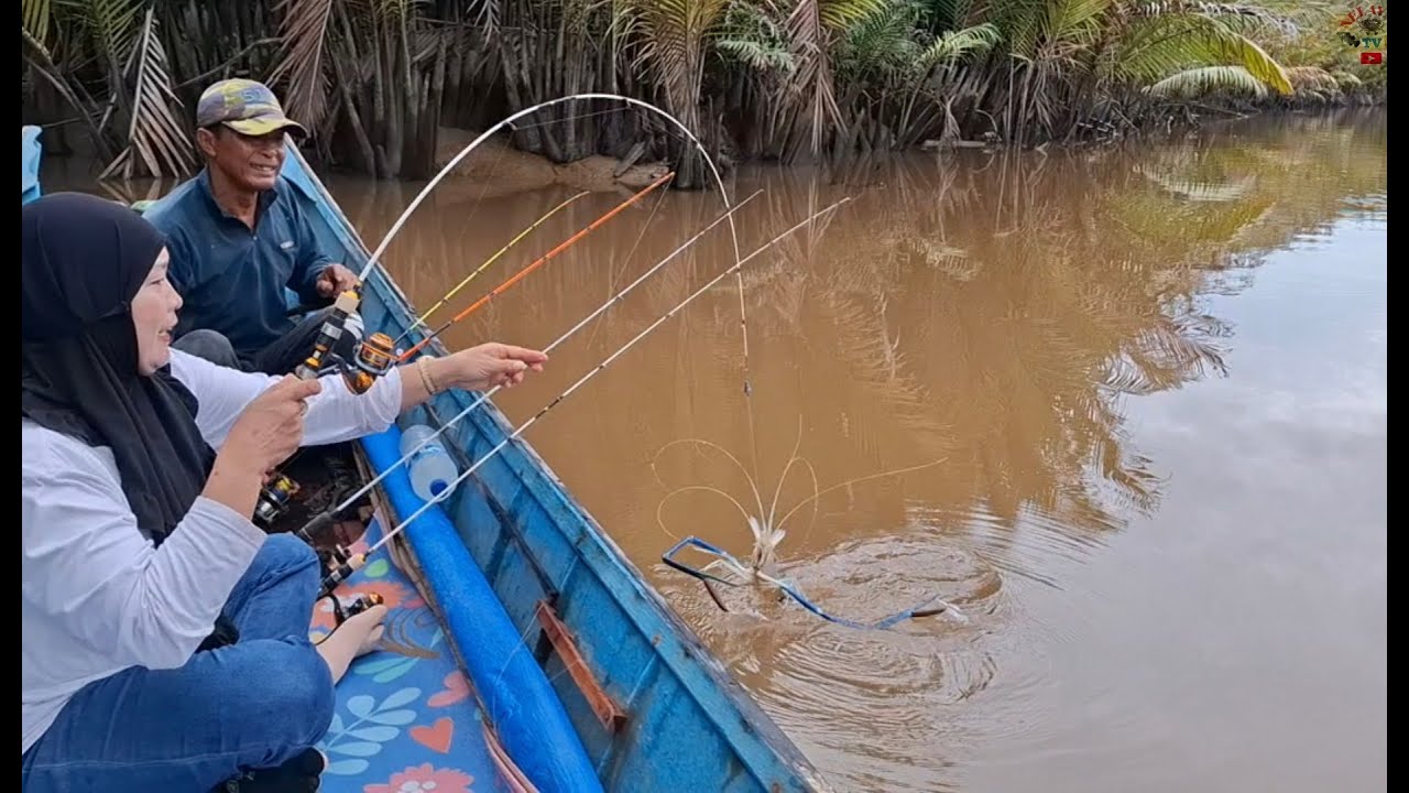 Alhamdulillah..Banyak rezeki mancing udang galah kali ini,langsung masak dan makan di perahu