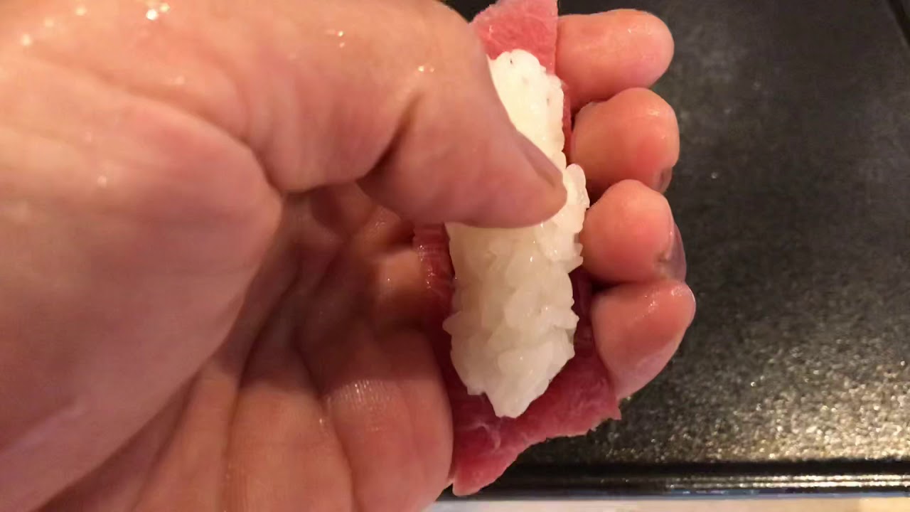 寿司職人はこうして寿司を握ってる‼️今までに無かった職人目線からのアップ動画how master sushi chef‼️