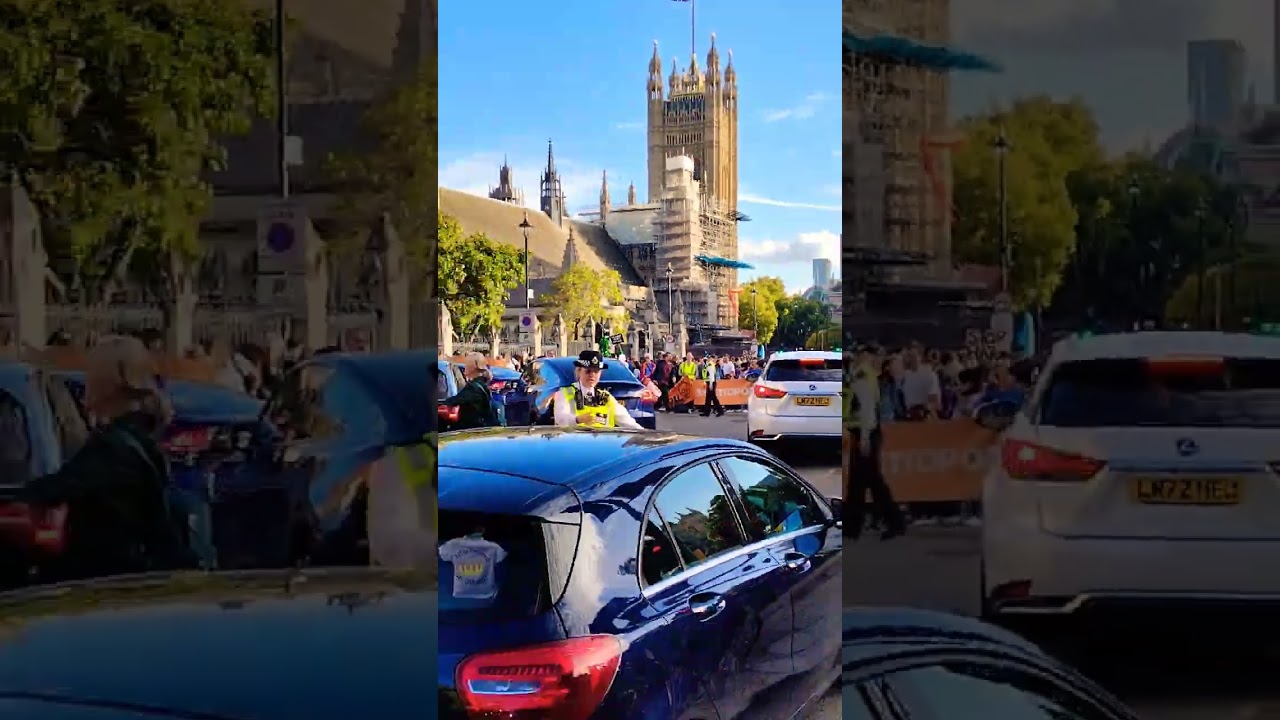 Emergency ambulance blocked by climate activists 
