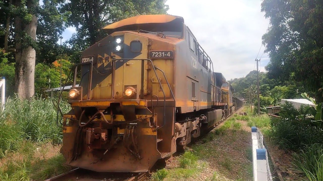 Trem da MRS Logística com duas locomotivas AC44 em aceleração forte subindo trecho de rampa