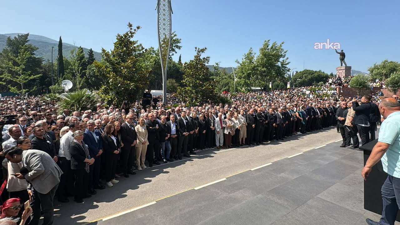 Manisalılar, Ferdi Zeyrek'in cenaze töreni için Manisa Büyükşehir Belediyesi önünde toplandı