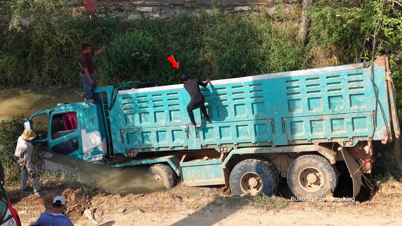 OMG! Impressing Incredible FUSO Dump Truck 25ton Falls Into Canal Aid Heavy Four Crane Lifts Extreme