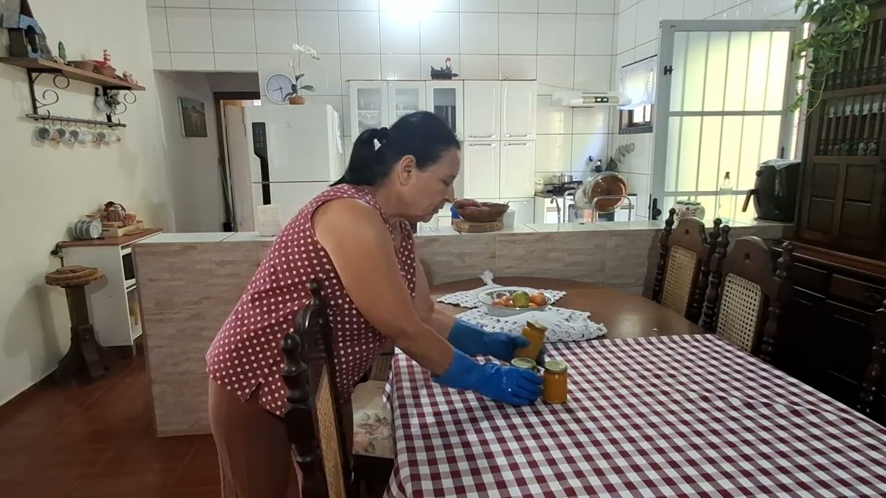 Tirando  tiririca e plantado  grama .