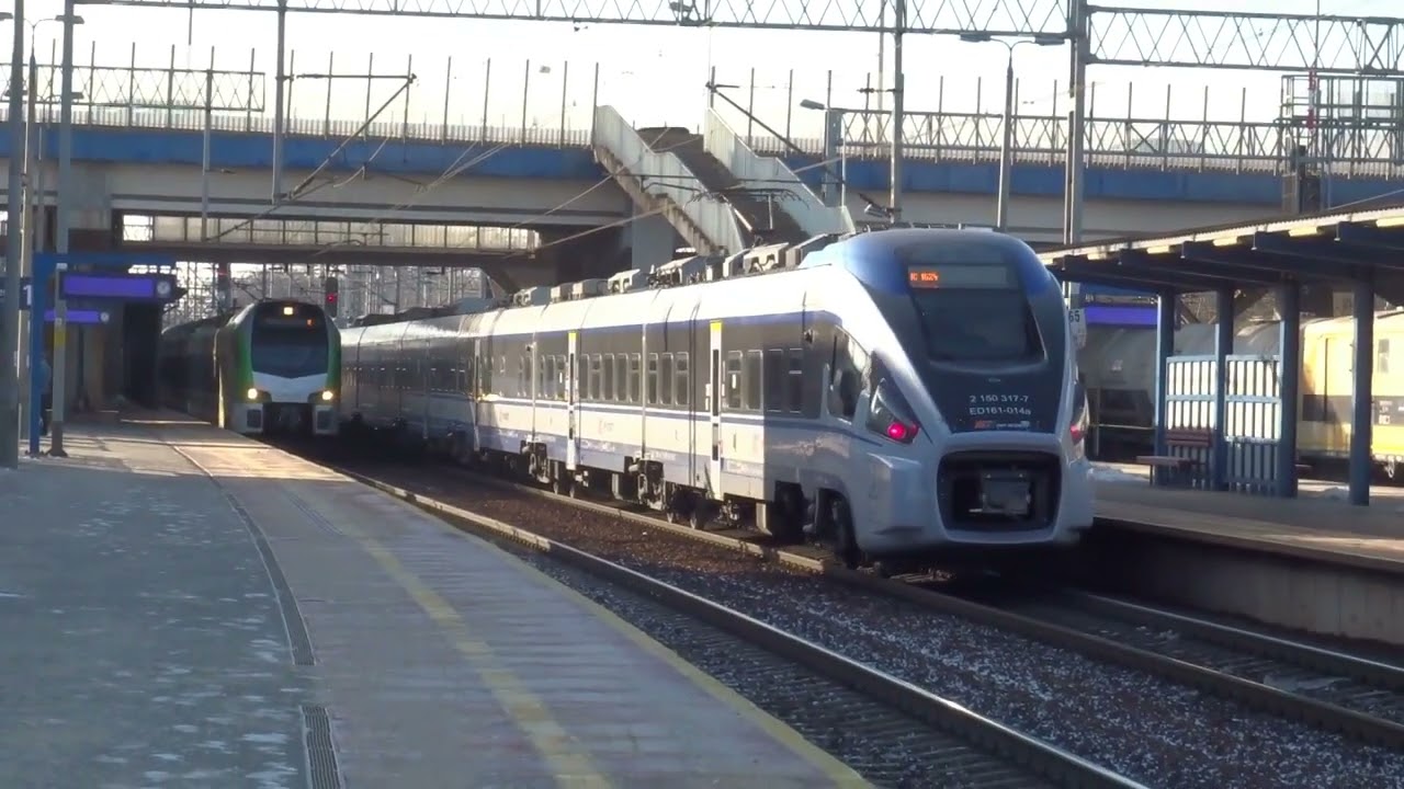 Pociągi na stacji Skierniewice w tym awaria wyświetlaczy o pociągach i żywe zapowiedzi 18.1.2022