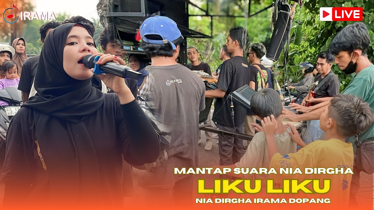 Warga fokus melihat Goyangan Lincah Nia Dirgha  ketika menyanyikan Lagu Liku-Liku || irama Dopang