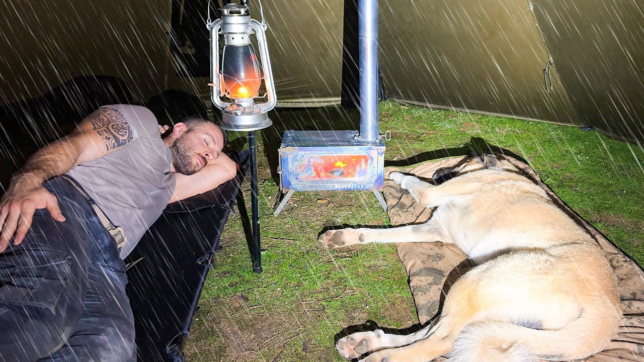 Кемпинг в палатке Hot Tent под проливным дождем в течение всего дня! - Попал в ливень