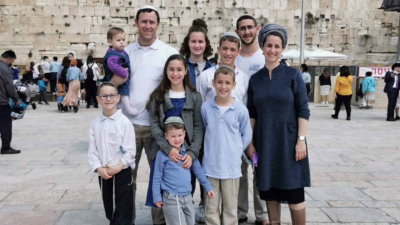 רק תפילה אשא - משפחת שחור מסכמת את שנת תשפ