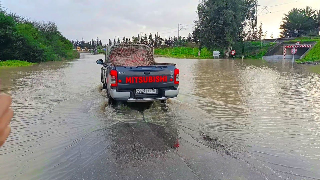 فيضانات المغرب، واد سبو بدا يخرج على السيطرة في مدخل مشرع بلقصيري على طريق سيدي قاسم و دار الگداري