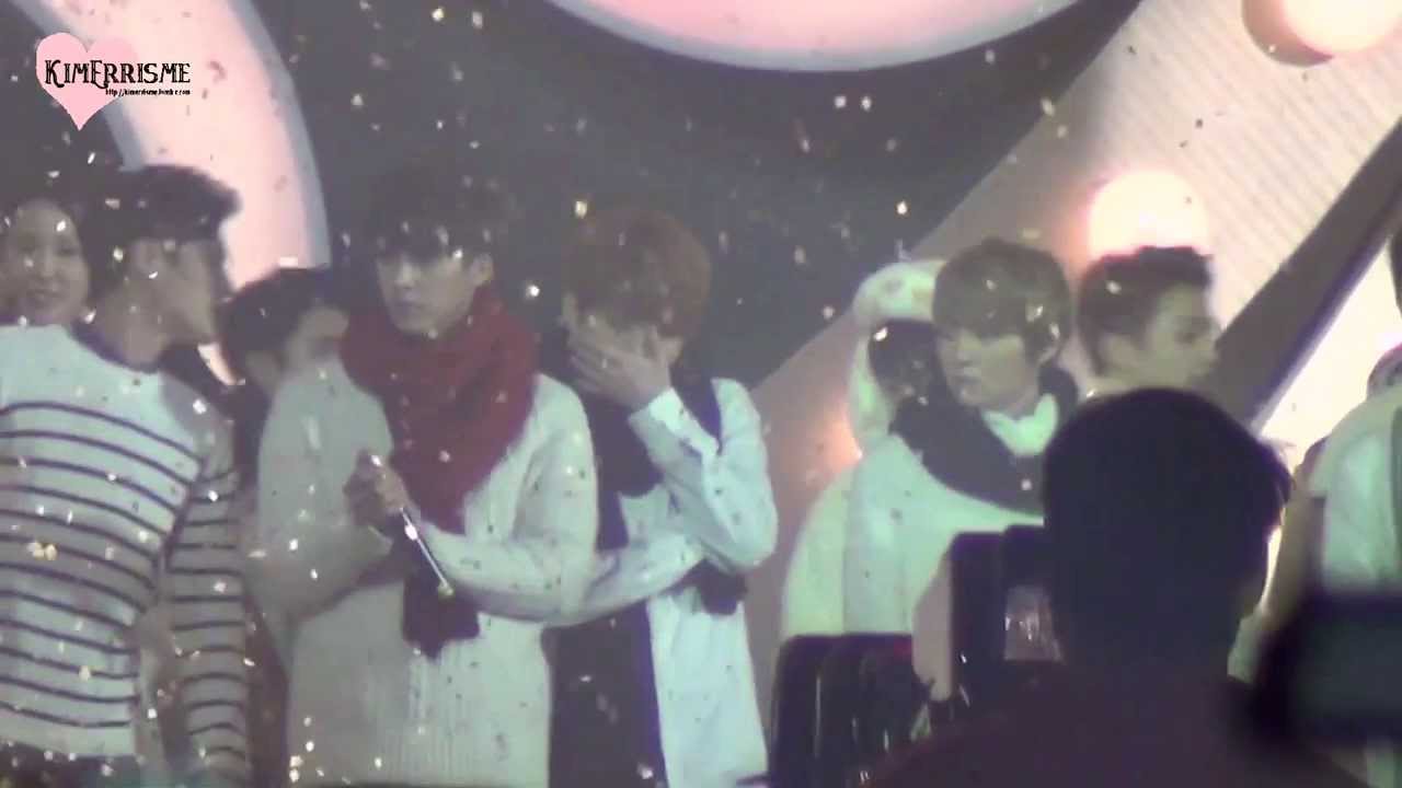 131229 Yoseob & Junhyung's hug at SBS Gayo Daejun_Ending