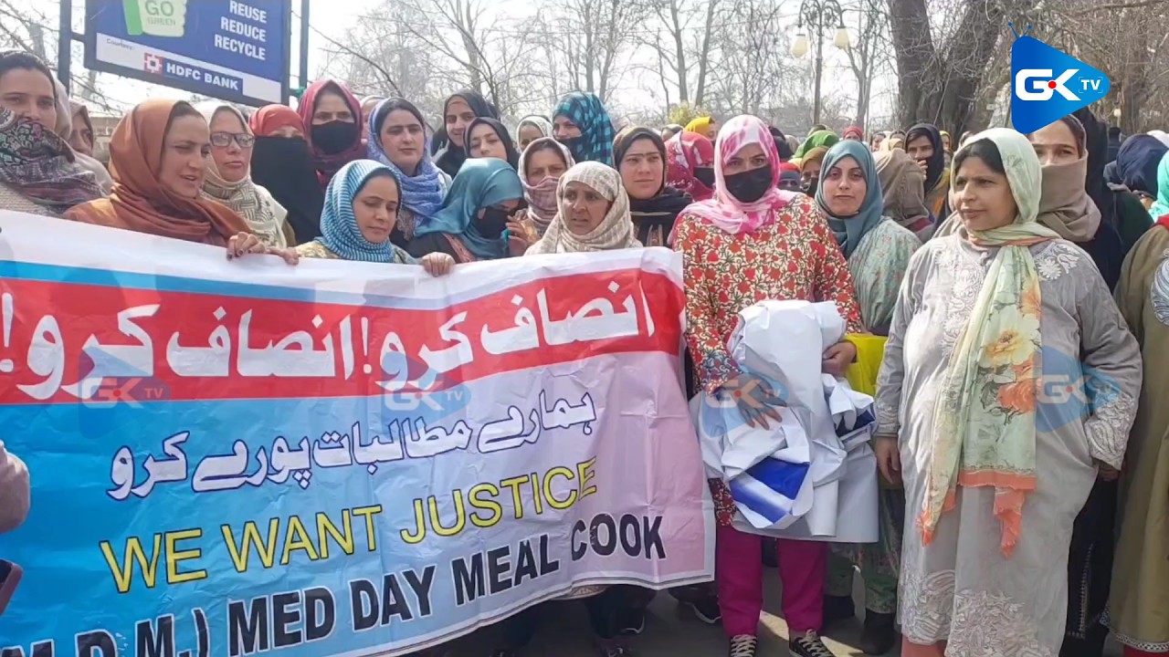 Ассоциация защиты прав женщин Джамму и Кашмира провела акцию протеста в Сринагаре, требуя повышен...