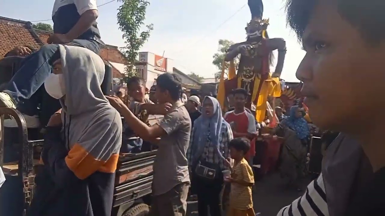 arak-arakan ngunjung buyut agus jaka desa serang kecamatan klangenan tanggal 9 November 2025