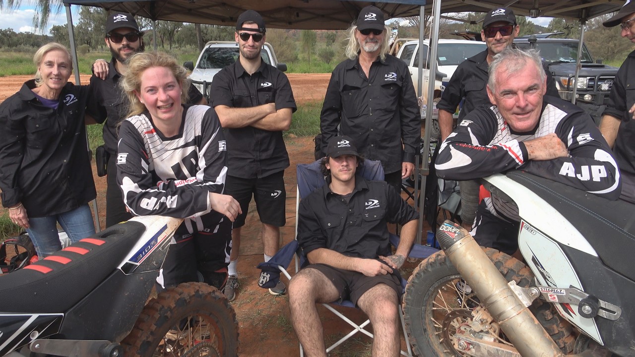 AJP engineers from Portugal supporting the Finke desert race entrants ︱AJP MOTOS Australia