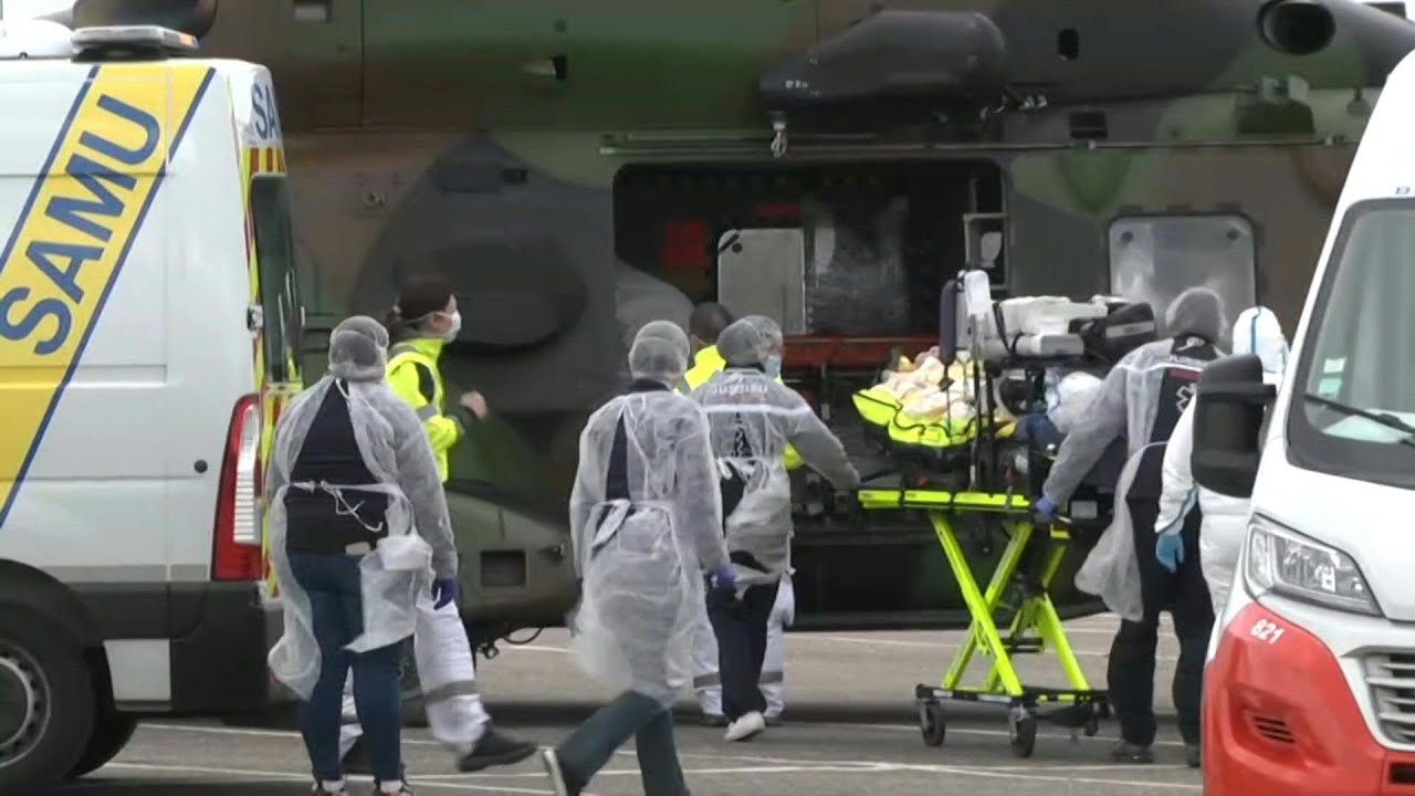 Coronavirus: un hélicoptère militaire transfert deux patients de Metz vers l'Allemagne | AFP Images
