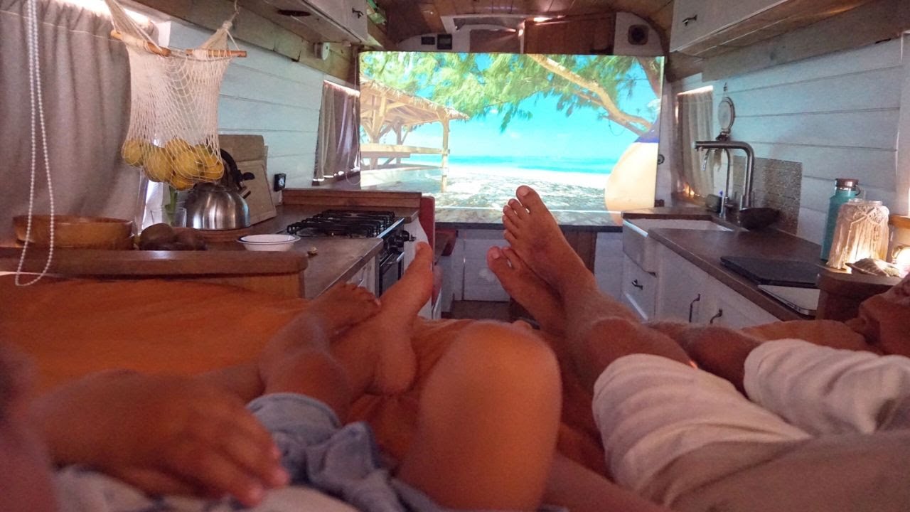 TENEMOS UN CINE SOBRE RUEDAS! 🎥  🚌  | Así vemos pelis en la camper 🤩