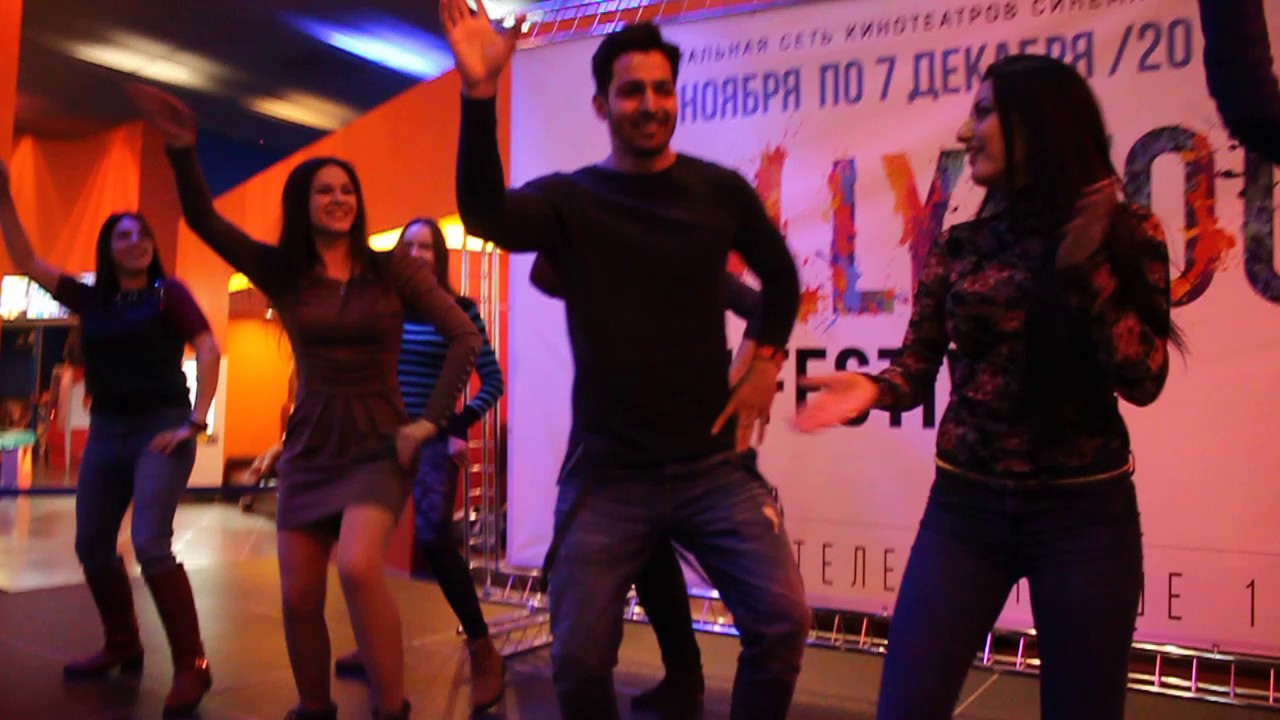 Harshvardhan Rane dancing with a Russian female fans