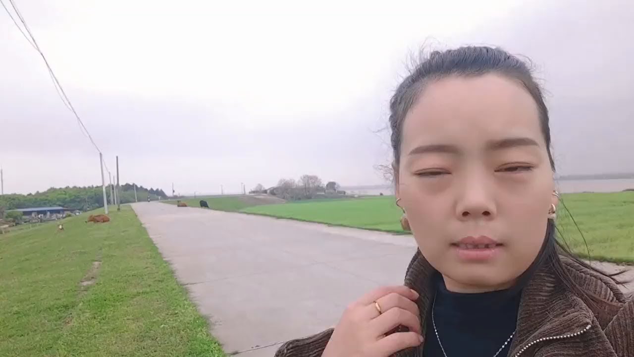 到赣江边给甲鱼找吃的，一摸一大把真过瘾，还捡到另一种好东西，赚了#摸田螺 #乡村生活