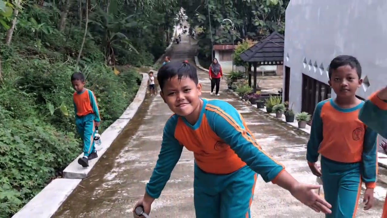 Jumat Sehat. Senam. Gerak Jalan. Makan Bersama.