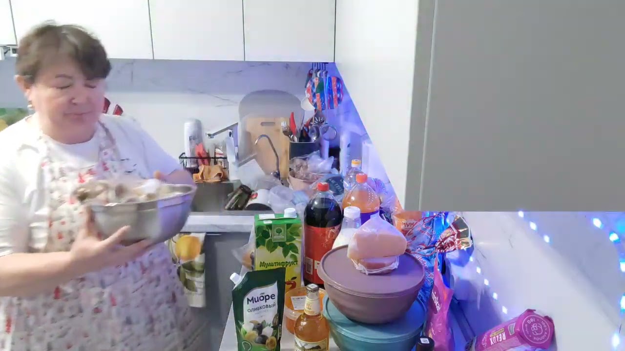 30 декабря, идёт закупка к празднику.