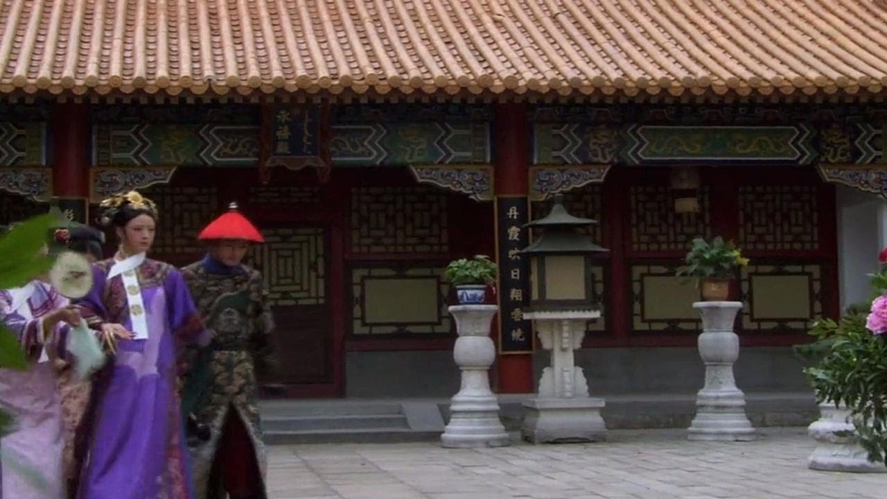 华妃来给皇后请安，被江福海一把拦下，临走时手指一点大有深意