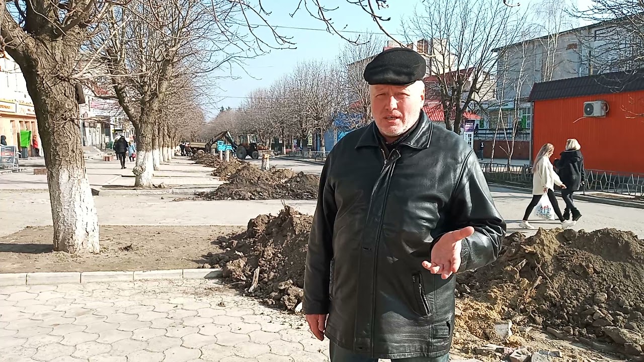 ЛІСОРУБИ РУБАЮТЬ ЦЕНТР. СОКИРЯНИ .ЧЕРНІВЕЦЬКА ОБЛАСТЬ.