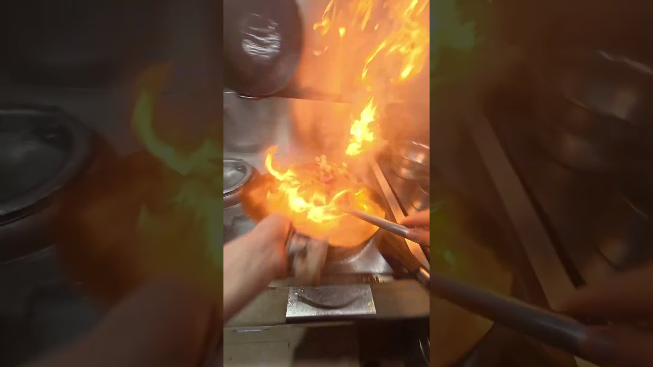 Chinese Chef Cooks a Stir-Fry Dish in 1 Minute 🔥 Fast Wok Skills! #Shorts