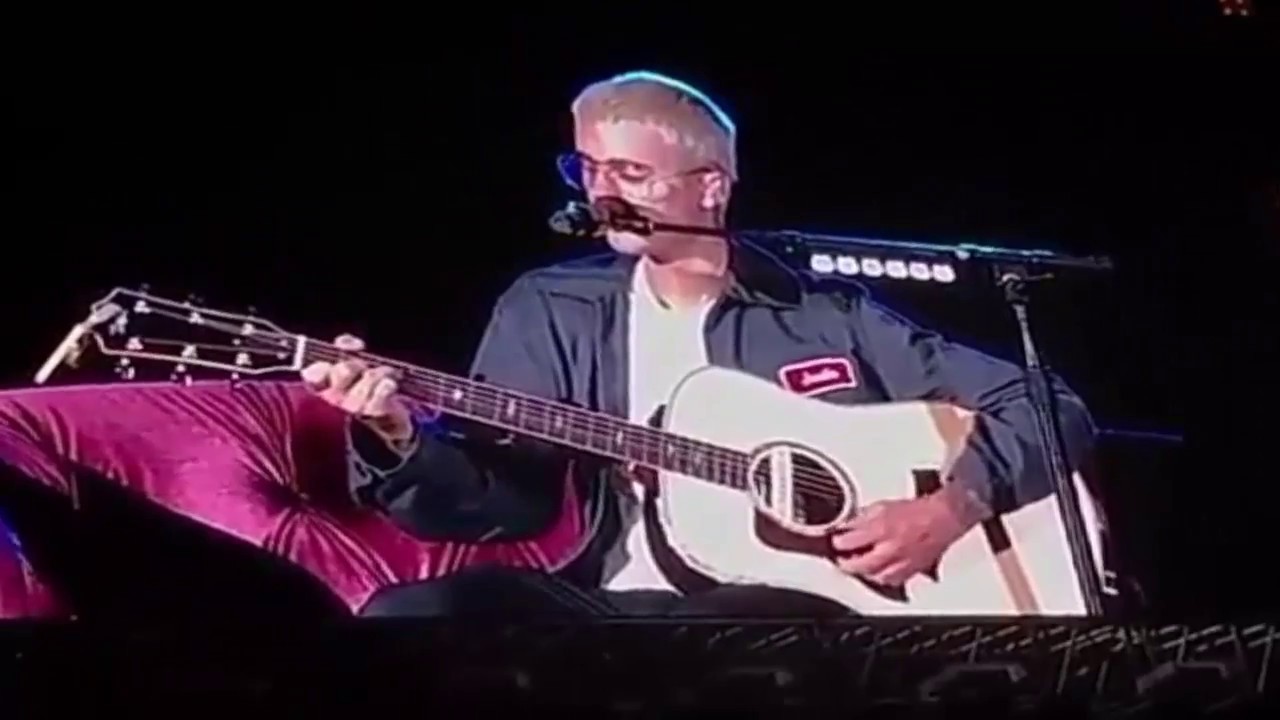 Justin Bieber sings 