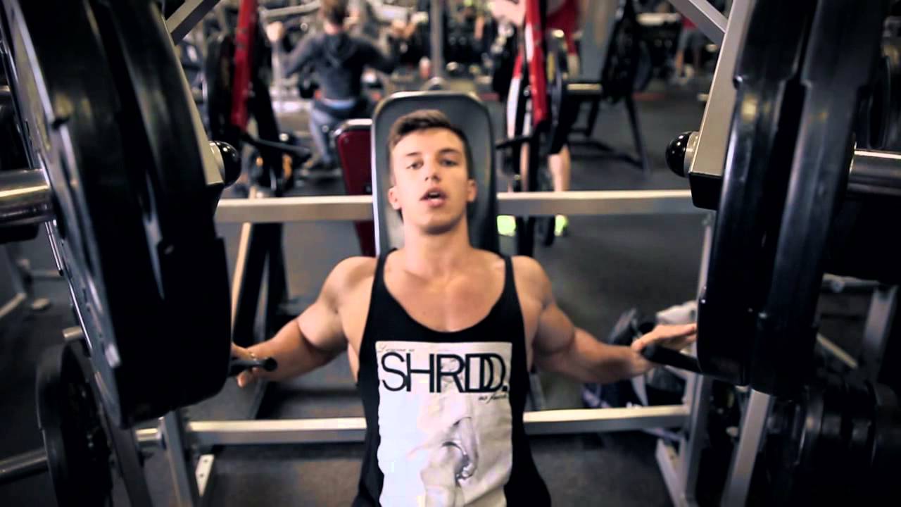 hartes Brust-Training mit Tim Gabel im Golds Gym - KARL-ESS.COM