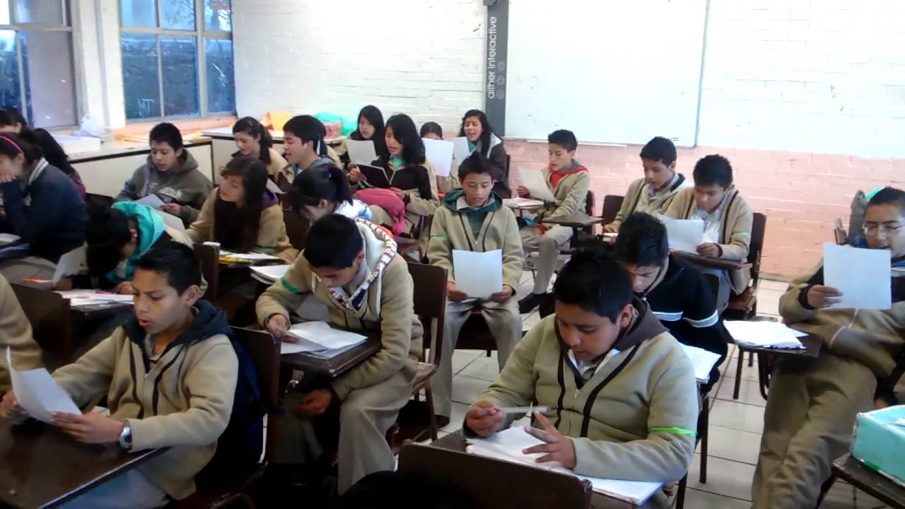 Alumnos cantan 