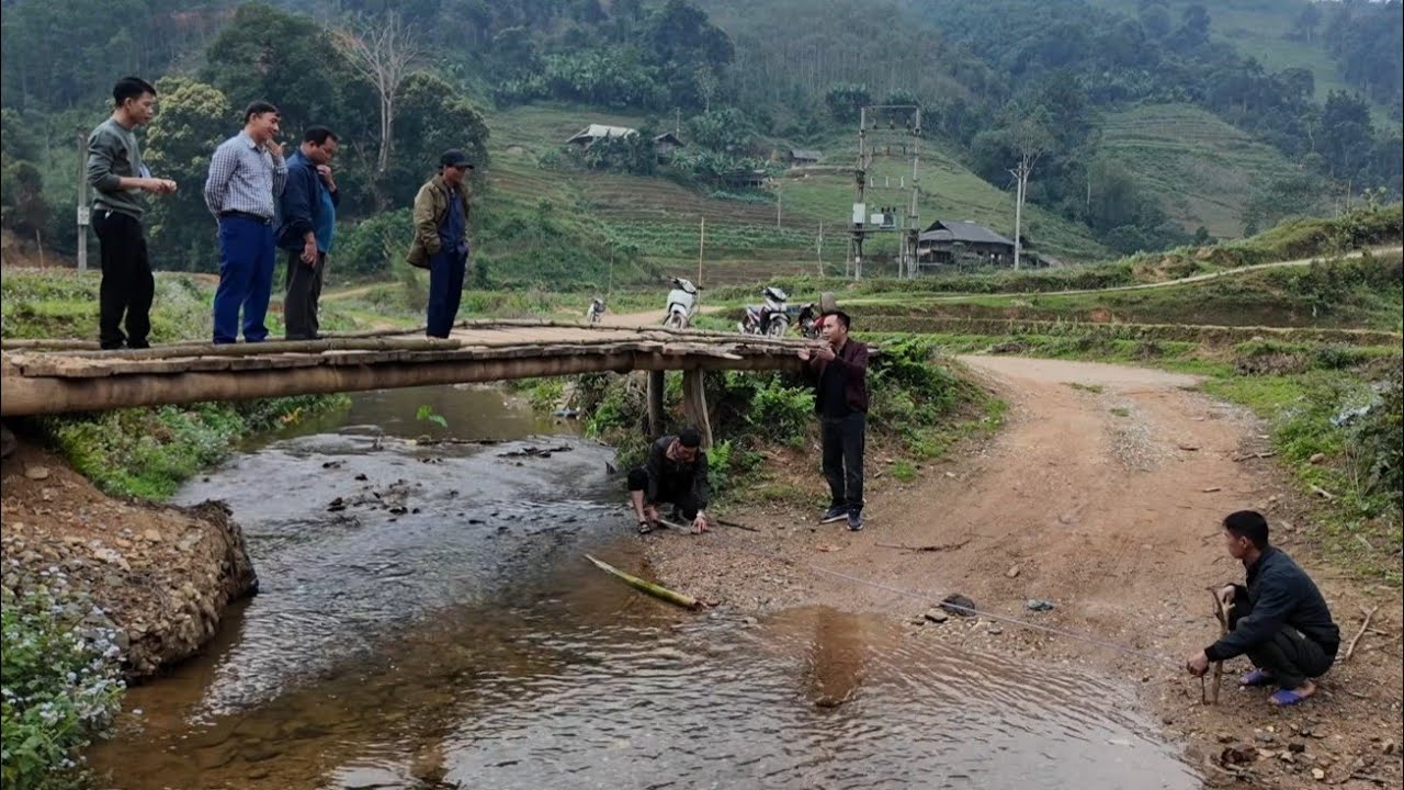 Cùng xã Ngọc Đường khảo sát làm cầu Khuổi Chông chị Thôn tài trợ 300 triệu. Nguyễn Tất Thắng