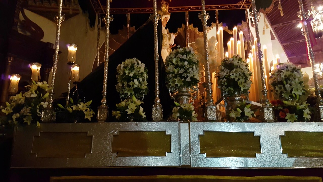 SEMANA SANTA 2017. LA MACARENA SALIENDO DEL TEMPLO